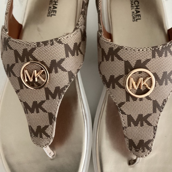 NWT MICHAEL KORS THONG SANDALS SHOES LOGO PLAQUE MONOGRAM BROWN/TAN 6.5 EUR 37 - Picture 11 of 12
